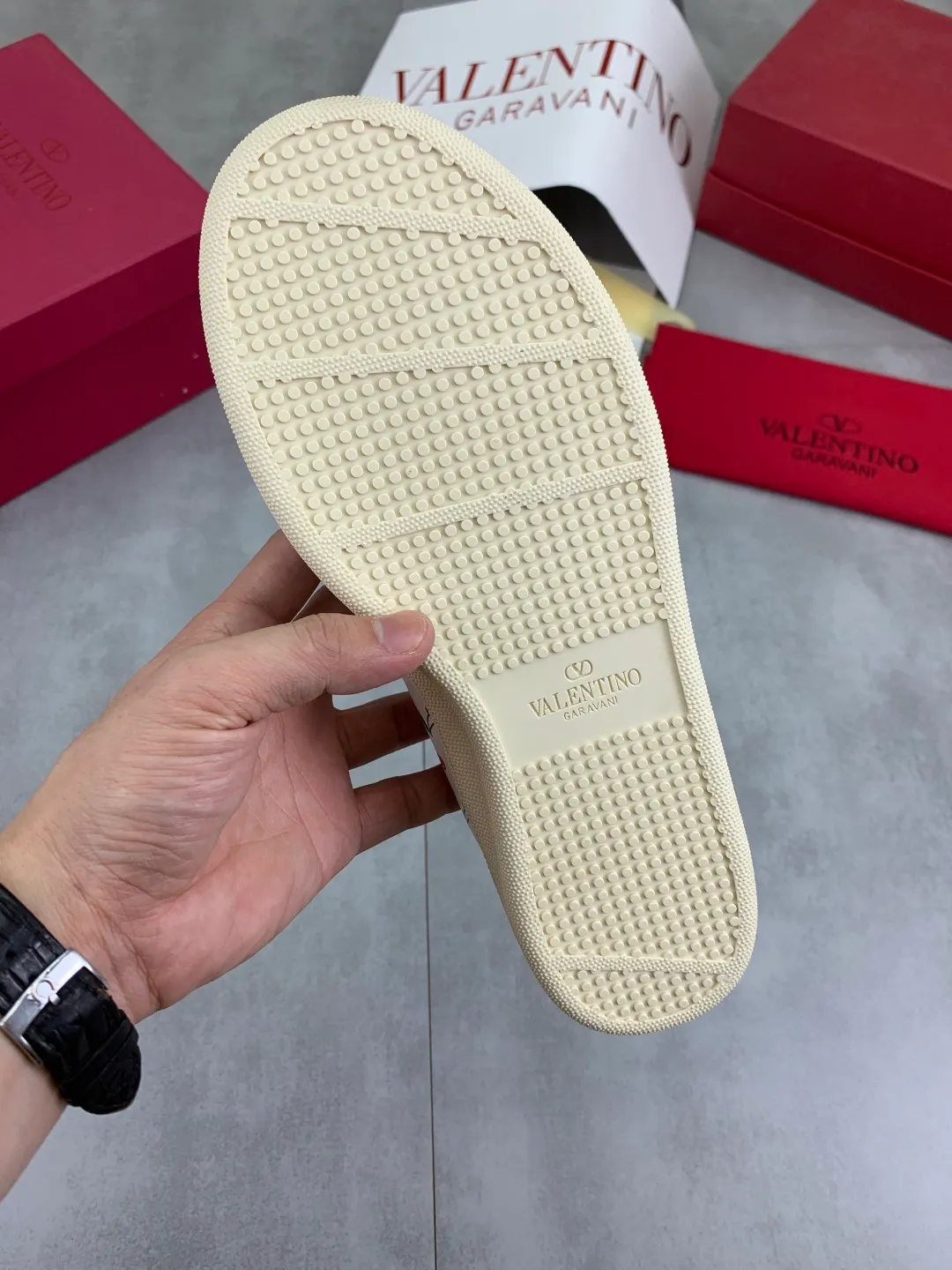 Men's men's shoes 💰P520 New style 💰 Top version Valentino Valentino 25/ Royco series Cherry 🍒Couple style Casual sneakers White shoes Original purchase and development Production Classic and timeless low-top sneakers outline a lazy silhouette, supplemented by low-key and restrained brand details, evolved into a must-have item in the wardrobe, comfortable and versatile!  ✔️Fabric: Original customized first-layer cowhide ✔️Inner lining: Imported breathable sheep lining ✔️Sole: Original molded anti-slip rubber material ✔️Size: 38-45